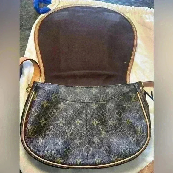 Louis Vuitton Monogram Menilmontant PM Shoulder Crossbody Bag - Picture 5 of 16